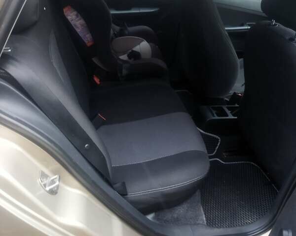 Бежевый Шкода Фабия, объемом двигателя 1.2 л и пробегом 225 тыс. км за 3500 $, фото 5 на Automoto.ua