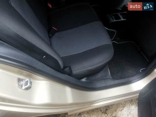 Бежевый Шкода Фабия, объемом двигателя 1.2 л и пробегом 225 тыс. км за 3500 $, фото 6 на Automoto.ua