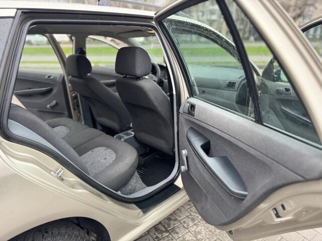 Бежевый Шкода Фабия, объемом двигателя 1.4 л и пробегом 195 тыс. км за 1999 $, фото 16 на Automoto.ua