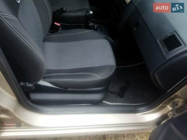 Бежевый Шкода Фабия, объемом двигателя 1.2 л и пробегом 225 тыс. км за 3500 $, фото 4 на Automoto.ua