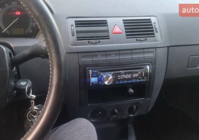Бежевый Шкода Фабия, объемом двигателя 1.39 л и пробегом 215 тыс. км за 3850 $, фото 9 на Automoto.ua