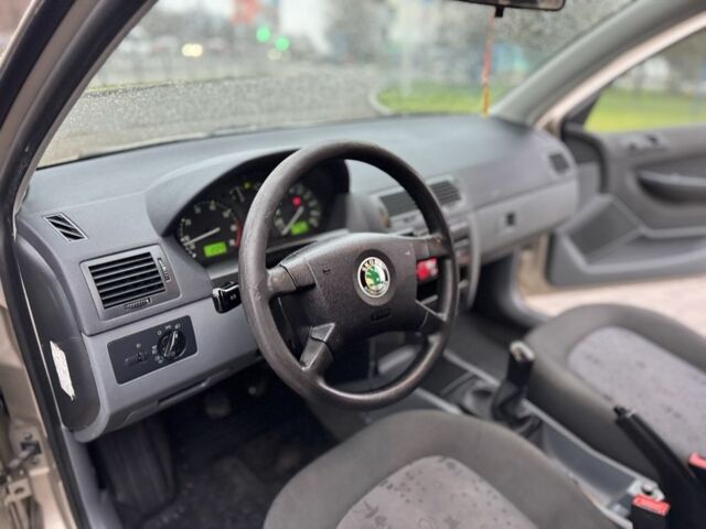 Бежевый Шкода Фабия, объемом двигателя 1.4 л и пробегом 195 тыс. км за 1999 $, фото 3 на Automoto.ua