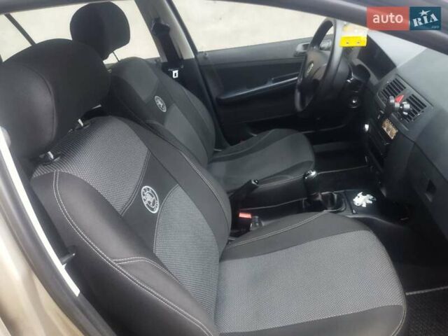 Бежевый Шкода Фабия, объемом двигателя 1.2 л и пробегом 225 тыс. км за 3500 $, фото 2 на Automoto.ua