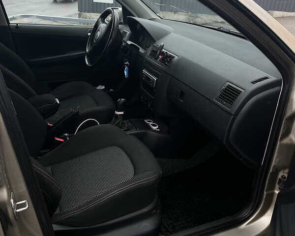 Бежевий Шкода Фабія, об'ємом двигуна 1.39 л та пробігом 248 тис. км за 4750 $, фото 11 на Automoto.ua