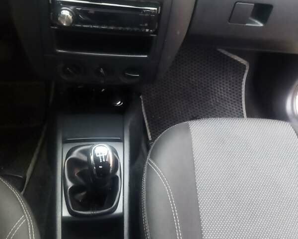 Бежевый Шкода Фабия, объемом двигателя 1.2 л и пробегом 225 тыс. км за 3500 $, фото 8 на Automoto.ua