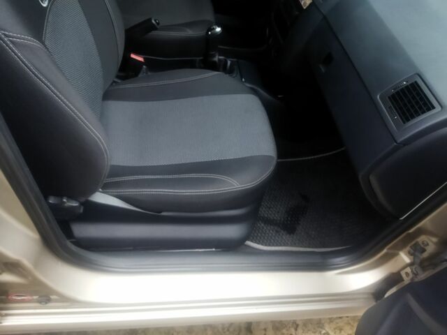 Бежевый Шкода Фабия, объемом двигателя 1.2 л и пробегом 225 тыс. км за 3500 $, фото 4 на Automoto.ua