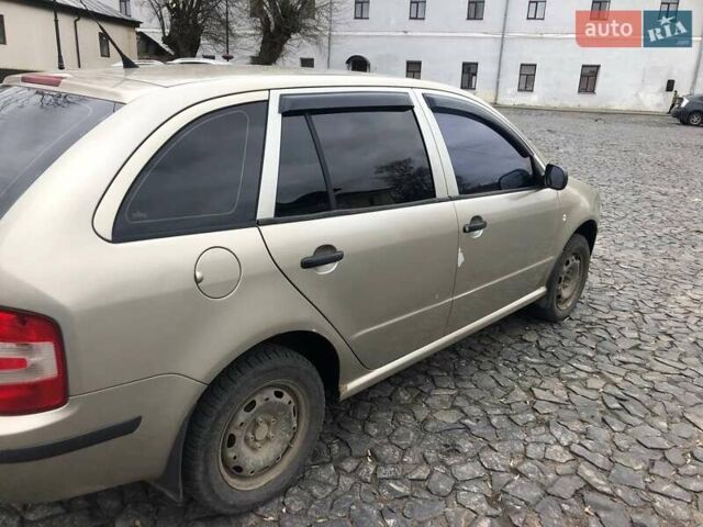 Бежевый Шкода Фабия, объемом двигателя 1.2 л и пробегом 285 тыс. км за 3100 $, фото 1 на Automoto.ua