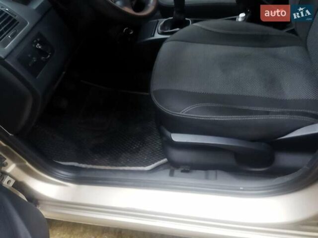 Бежевый Шкода Фабия, объемом двигателя 1.2 л и пробегом 225 тыс. км за 3500 $, фото 10 на Automoto.ua