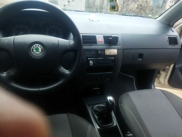 Бежевый Шкода Фабия, объемом двигателя 1.2 л и пробегом 225 тыс. км за 3500 $, фото 6 на Automoto.ua