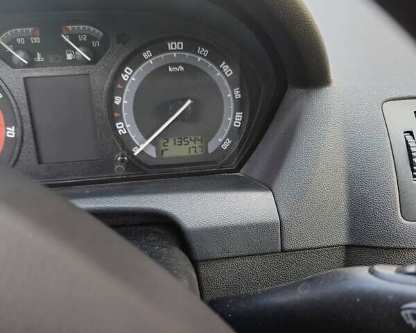 Бежевый Шкода Фабия, объемом двигателя 1.39 л и пробегом 214 тыс. км за 4800 $, фото 9 на Automoto.ua