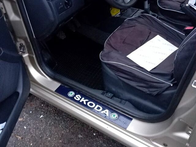 Бежевый Шкода Фабия, объемом двигателя 1.4 л и пробегом 208 тыс. км за 4250 $, фото 5 на Automoto.ua