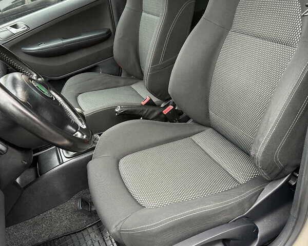 Бежевий Шкода Фабія, об'ємом двигуна 1.4 л та пробігом 211 тис. км за 4999 $, фото 12 на Automoto.ua