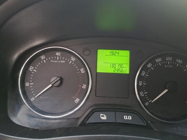 Бежевый Шкода Фабия, объемом двигателя 1.2 л и пробегом 130 тыс. км за 5576 $, фото 5 на Automoto.ua