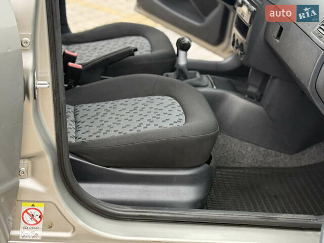 Бежевый Шкода Фабия, объемом двигателя 1.2 л и пробегом 183 тыс. км за 3850 $, фото 32 на Automoto.ua