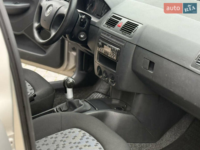 Бежевый Шкода Фабия, объемом двигателя 1.2 л и пробегом 183 тыс. км за 3850 $, фото 33 на Automoto.ua