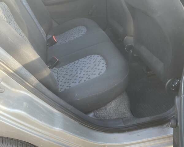 Бежевий Шкода Фабія, об'ємом двигуна 1.2 л та пробігом 205 тис. км за 3700 $, фото 9 на Automoto.ua