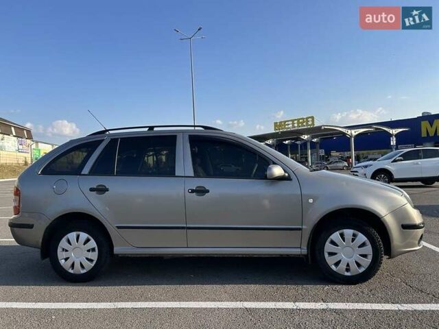 Бежевый Шкода Фабия, объемом двигателя 1.2 л и пробегом 275 тыс. км за 3500 $, фото 1 на Automoto.ua