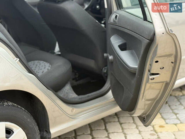 Бежевый Шкода Фабия, объемом двигателя 1.2 л и пробегом 183 тыс. км за 3850 $, фото 30 на Automoto.ua