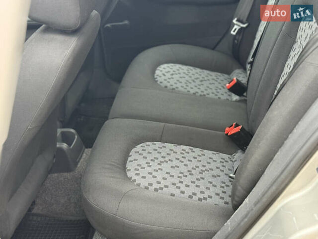 Бежевый Шкода Фабия, объемом двигателя 1.2 л и пробегом 183 тыс. км за 3850 $, фото 26 на Automoto.ua