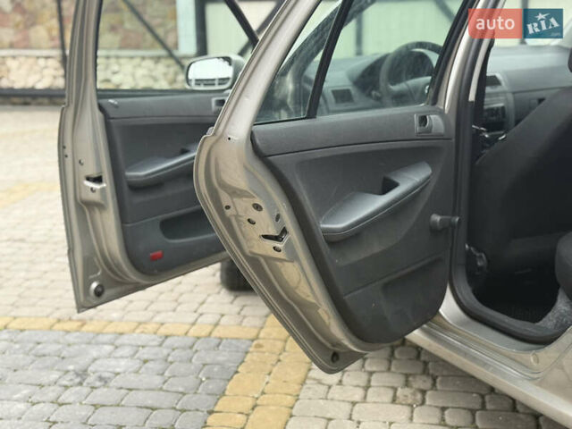 Бежевый Шкода Фабия, объемом двигателя 1.2 л и пробегом 183 тыс. км за 3850 $, фото 24 на Automoto.ua