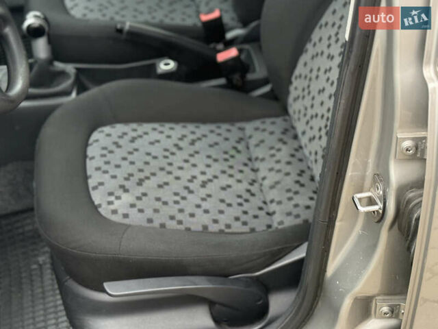 Бежевый Шкода Фабия, объемом двигателя 1.2 л и пробегом 183 тыс. км за 3850 $, фото 18 на Automoto.ua