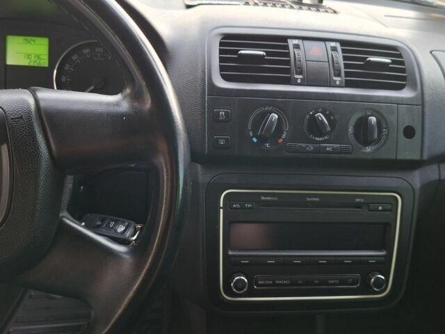 Бежевый Шкода Фабия, объемом двигателя 1.2 л и пробегом 130 тыс. км за 5576 $, фото 6 на Automoto.ua