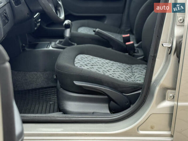 Бежевый Шкода Фабия, объемом двигателя 1.2 л и пробегом 183 тыс. км за 3850 $, фото 17 на Automoto.ua