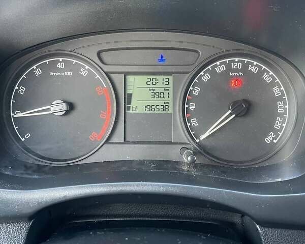 Бежевый Шкода Фабия, объемом двигателя 1.2 л и пробегом 198 тыс. км за 4500 $, фото 8 на Automoto.ua