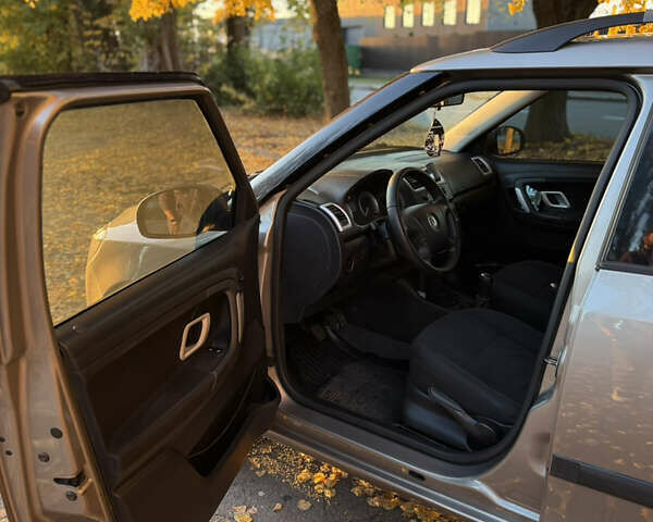 Бежевый Шкода Фабия, объемом двигателя 1.39 л и пробегом 215 тыс. км за 6299 $, фото 12 на Automoto.ua