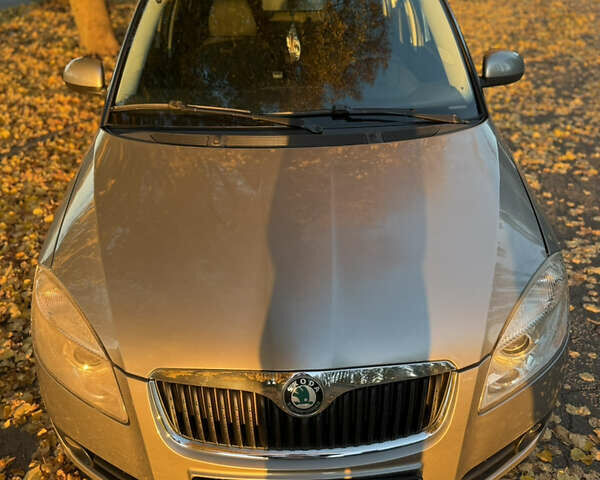 Бежевый Шкода Фабия, объемом двигателя 1.39 л и пробегом 215 тыс. км за 6299 $, фото 11 на Automoto.ua