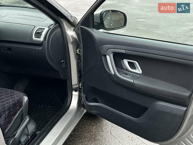 Бежевый Шкода Фабия, объемом двигателя 1.39 л и пробегом 139 тыс. км за 6300 $, фото 11 на Automoto.ua