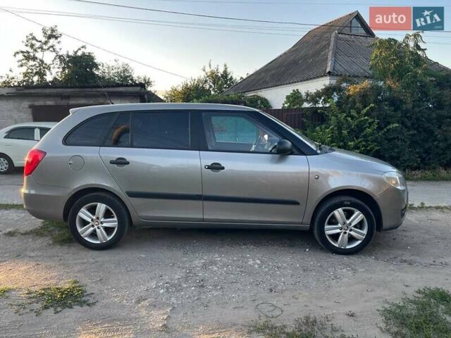 Бежевый Шкода Фабия, объемом двигателя 1.2 л и пробегом 198 тыс. км за 4500 $, фото 4 на Automoto.ua