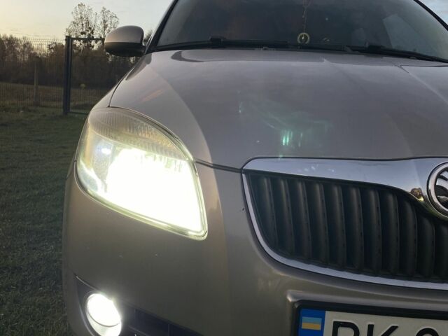 Бежевый Шкода Фабия, объемом двигателя 1.4 л и пробегом 310 тыс. км за 4200 $, фото 6 на Automoto.ua