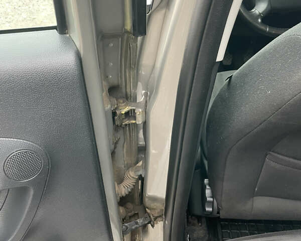 Бежевый Шкода Фабия, объемом двигателя 1.6 л и пробегом 225 тыс. км за 5750 $, фото 20 на Automoto.ua