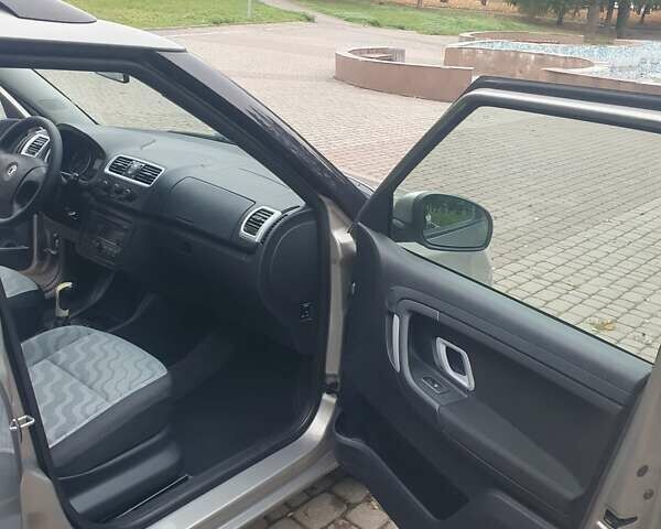 Бежевый Шкода Фабия, объемом двигателя 1.4 л и пробегом 190 тыс. км за 5750 $, фото 19 на Automoto.ua