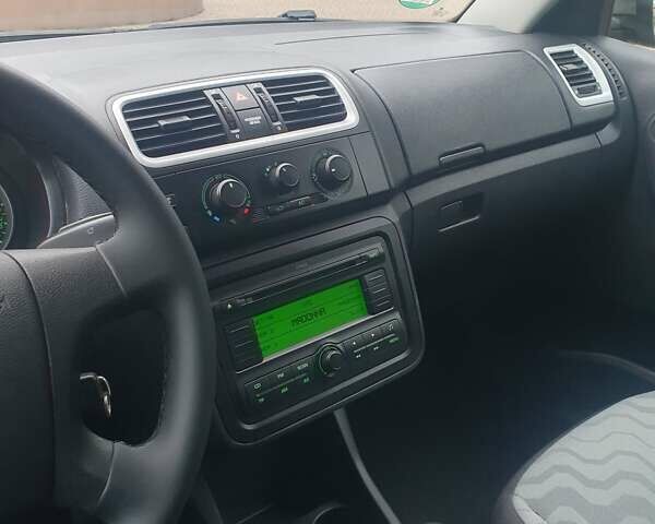 Бежевый Шкода Фабия, объемом двигателя 1.4 л и пробегом 190 тыс. км за 5750 $, фото 46 на Automoto.ua