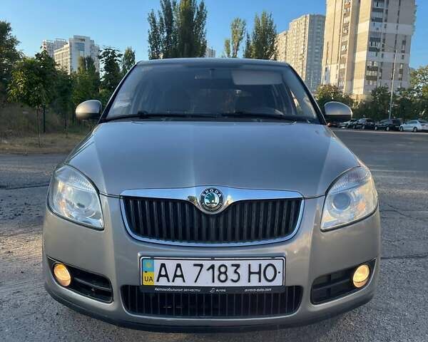 Бежевый Шкода Фабия, объемом двигателя 1.2 л и пробегом 231 тыс. км за 4400 $, фото 1 на Automoto.ua