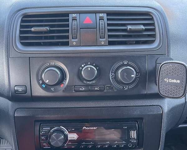 Бежевый Шкода Фабия, объемом двигателя 1.2 л и пробегом 198 тыс. км за 4500 $, фото 7 на Automoto.ua