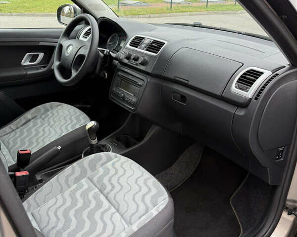 Бежевый Шкода Фабия, объемом двигателя 1.6 л и пробегом 190 тыс. км за 5850 $, фото 7 на Automoto.ua