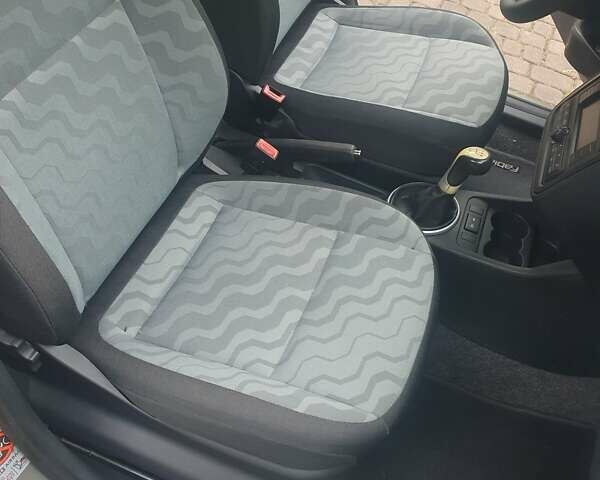 Бежевый Шкода Фабия, объемом двигателя 1.4 л и пробегом 190 тыс. км за 5750 $, фото 17 на Automoto.ua