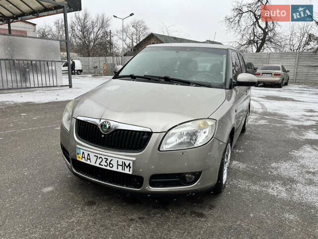Бежевый Шкода Фабия, объемом двигателя 1.6 л и пробегом 272 тыс. км за 4400 $, фото 9 на Automoto.ua