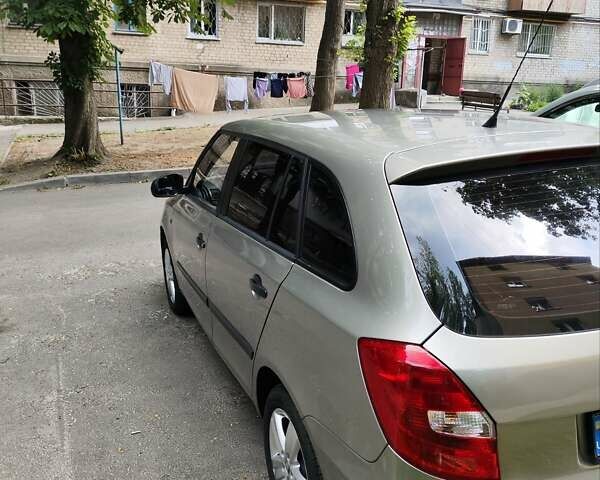 Бежевый Шкода Фабия, объемом двигателя 1.2 л и пробегом 198 тыс. км за 4500 $, фото 1 на Automoto.ua