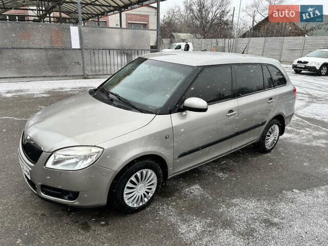 Бежевый Шкода Фабия, объемом двигателя 1.6 л и пробегом 272 тыс. км за 4400 $, фото 7 на Automoto.ua