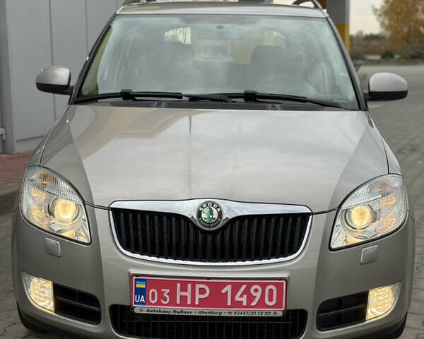 Бежевый Шкода Фабия, объемом двигателя 1.6 л и пробегом 190 тыс. км за 5850 $, фото 2 на Automoto.ua