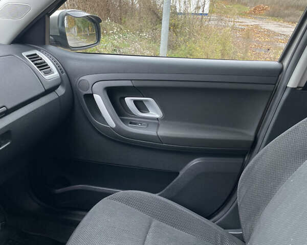 Бежевый Шкода Фабия, объемом двигателя 1.6 л и пробегом 225 тыс. км за 5750 $, фото 18 на Automoto.ua