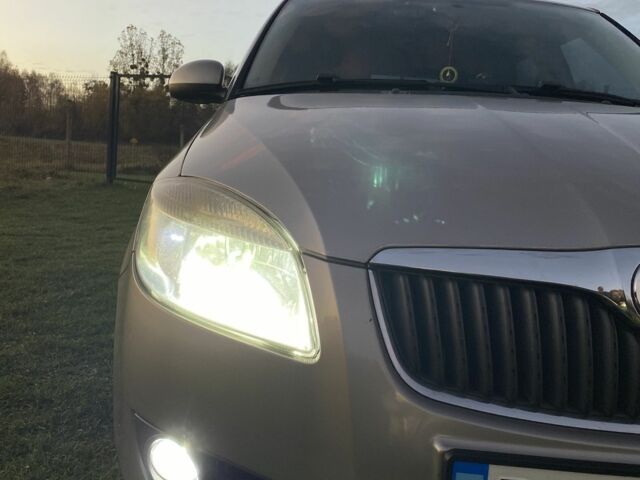 Бежевый Шкода Фабия, объемом двигателя 1.4 л и пробегом 310 тыс. км за 4200 $, фото 17 на Automoto.ua