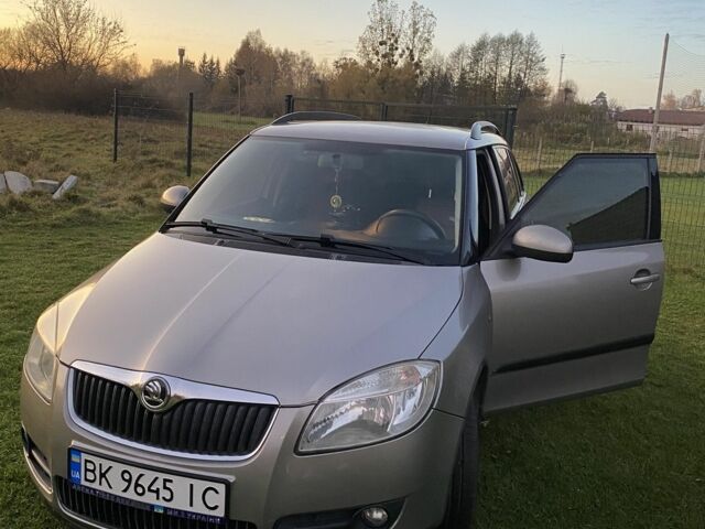 Бежевый Шкода Фабия, объемом двигателя 1.4 л и пробегом 310 тыс. км за 4200 $, фото 8 на Automoto.ua