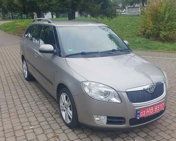 Бежевый Шкода Фабия, объемом двигателя 1.4 л и пробегом 190 тыс. км за 5750 $, фото 6 на Automoto.ua