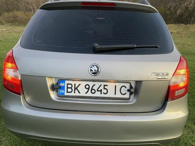 Бежевый Шкода Фабия, объемом двигателя 1.4 л и пробегом 310 тыс. км за 4200 $, фото 5 на Automoto.ua