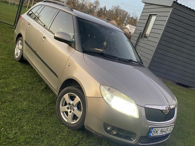 Бежевый Шкода Фабия, объемом двигателя 1.4 л и пробегом 310 тыс. км за 4200 $, фото 7 на Automoto.ua